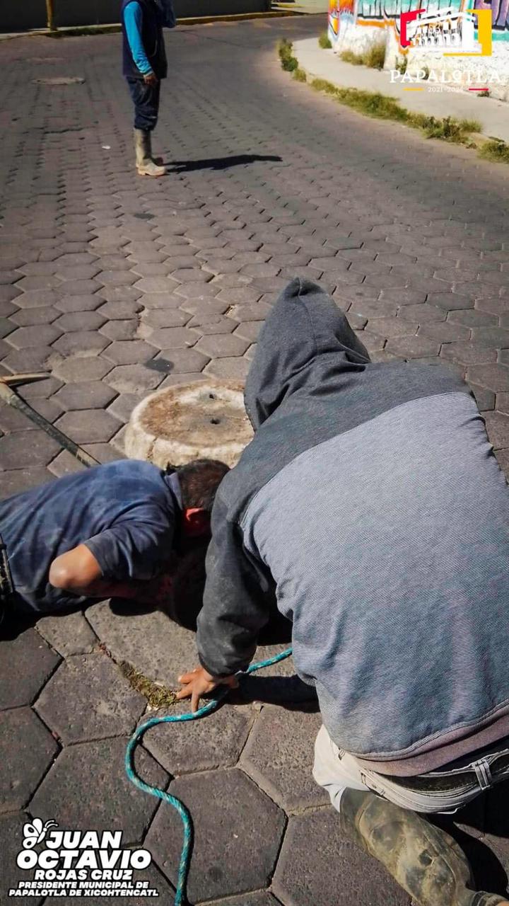 Realiza Ayuntamiento de Papalotla desazolve de drenaje en el Barrio Potrero
